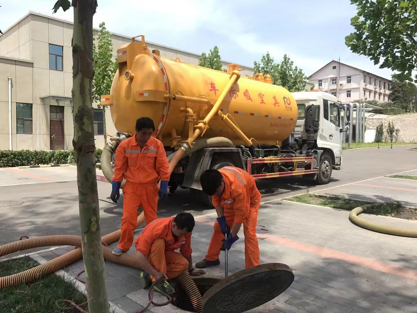 石龙管道疏通车停在窨井附近