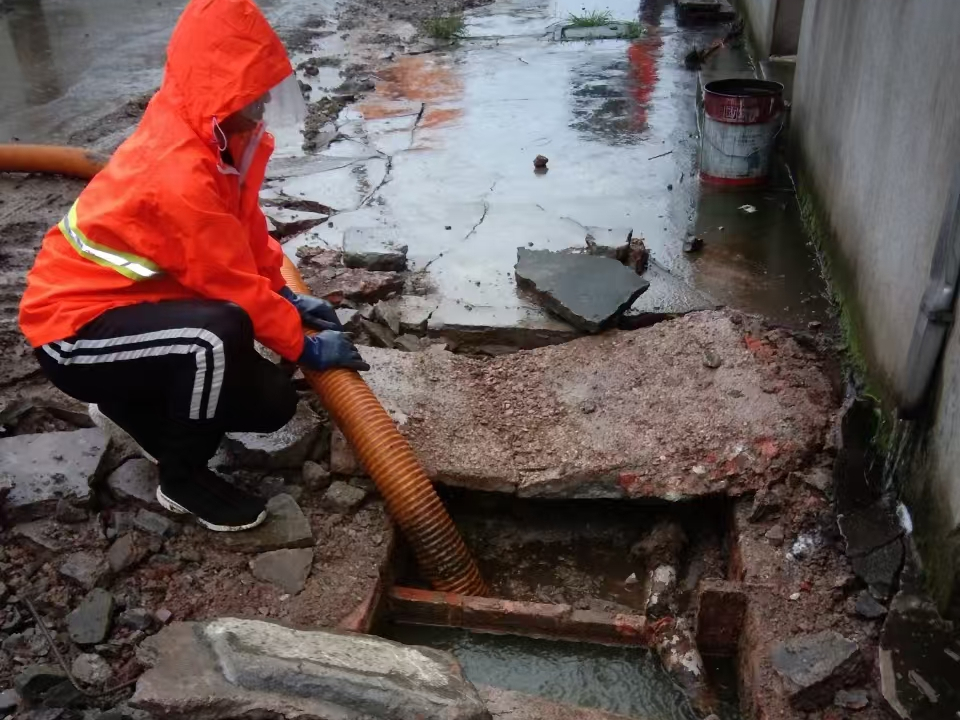 石龙专业清理污水池 炜誉市政以规范流程守护城市 “肠道”