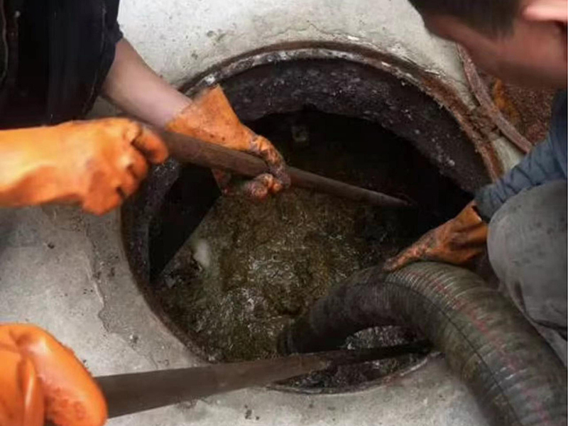 石龙清理化粪池时如何避免沼气的危害？